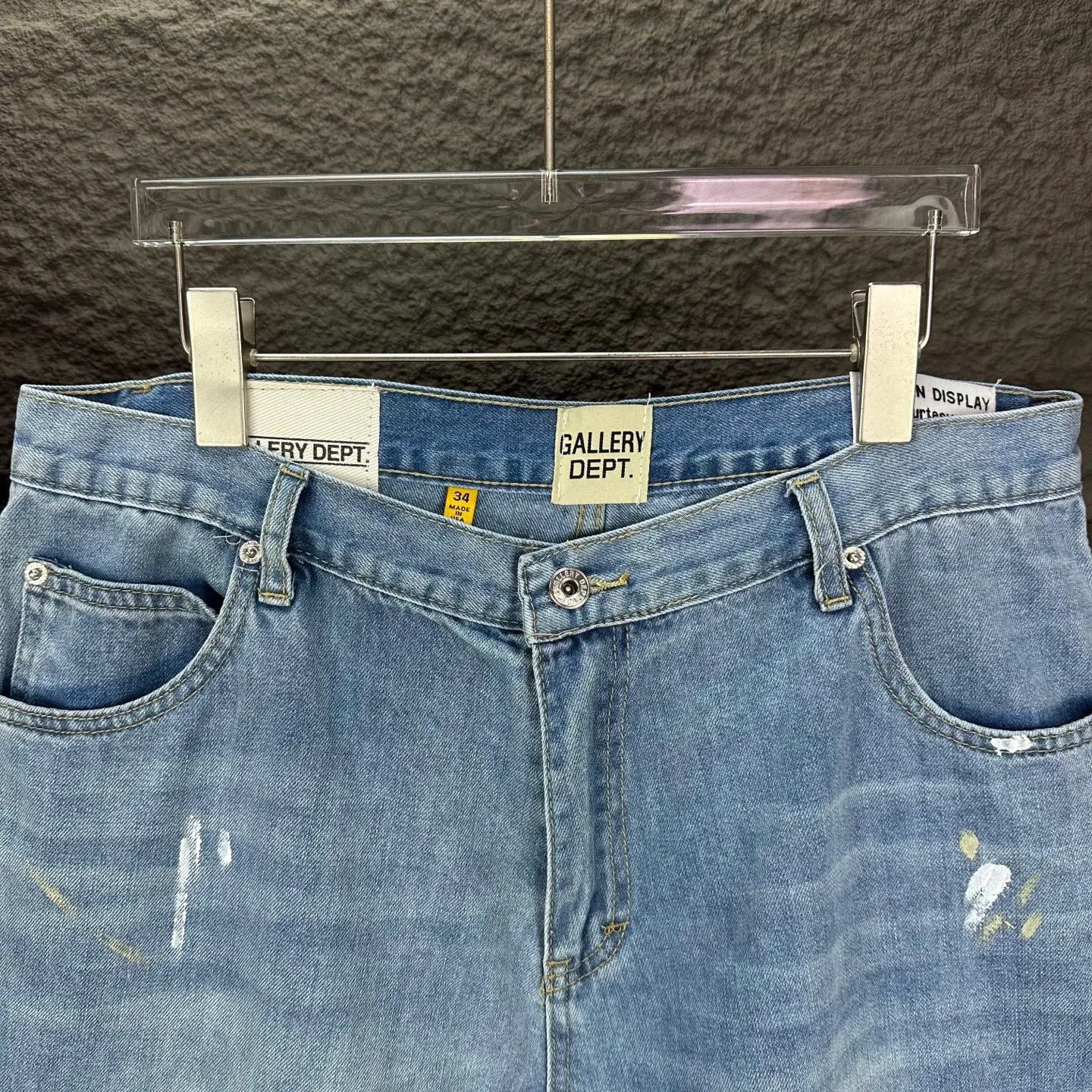 P200 GALLERY DEPT. 2025 new knife-cut splicing hand-painted couple style washed loose denim shorts 🔥High version🔥High version🔥 Top ceiling quality Styles with different washed textures are very friendly to people with thin legs and thick legs. The straight version is very flattering to the leg shape. Moderate length that never goes out of style, easy to match with casually, basic styling for various styles, a must-have in the wardrobe! The fabric is stiff but also makes the upper body soft without losing texture. The washing process is even more perfect. It is a must-have item for everyone! ! ! Washed wheat, hang tag, pants label, complete with three labels Color: light blue Size: 28, 30, 32, 34, 36 (five sizes)